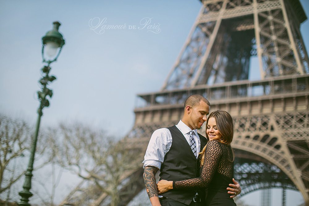 Portrait photo session of Claire and Jason Anderson around the Champ de Mars and the Eiffel Tower by Paris wedding and portrait photographer Stacy Reeves for travel planning blog L'Amour de Paris