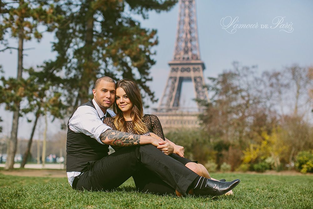 Portrait photo session of Claire and Jason Anderson around the Champ de Mars and the Eiffel Tower by Paris wedding and portrait photographer Stacy Reeves for travel planning blog L'Amour de Paris