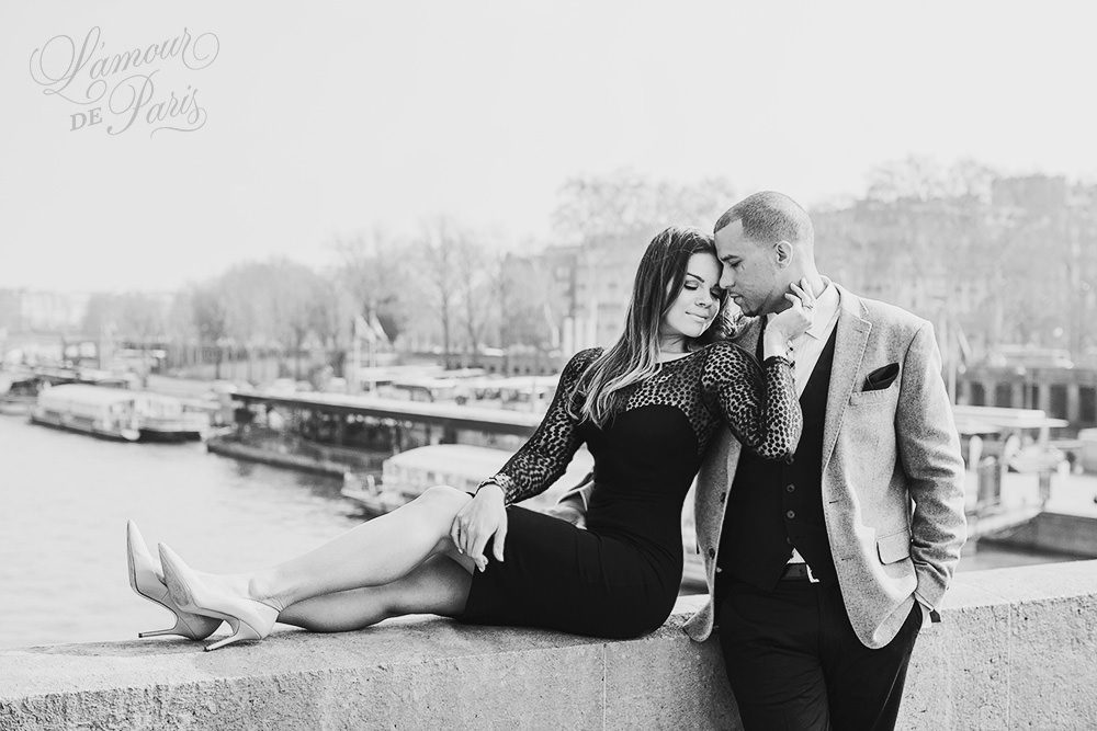 Portrait photo session of Claire and Jason Anderson around the Champ de Mars and the Eiffel Tower by Paris wedding and portrait photographer Stacy Reeves for travel planning blog L'Amour de Paris