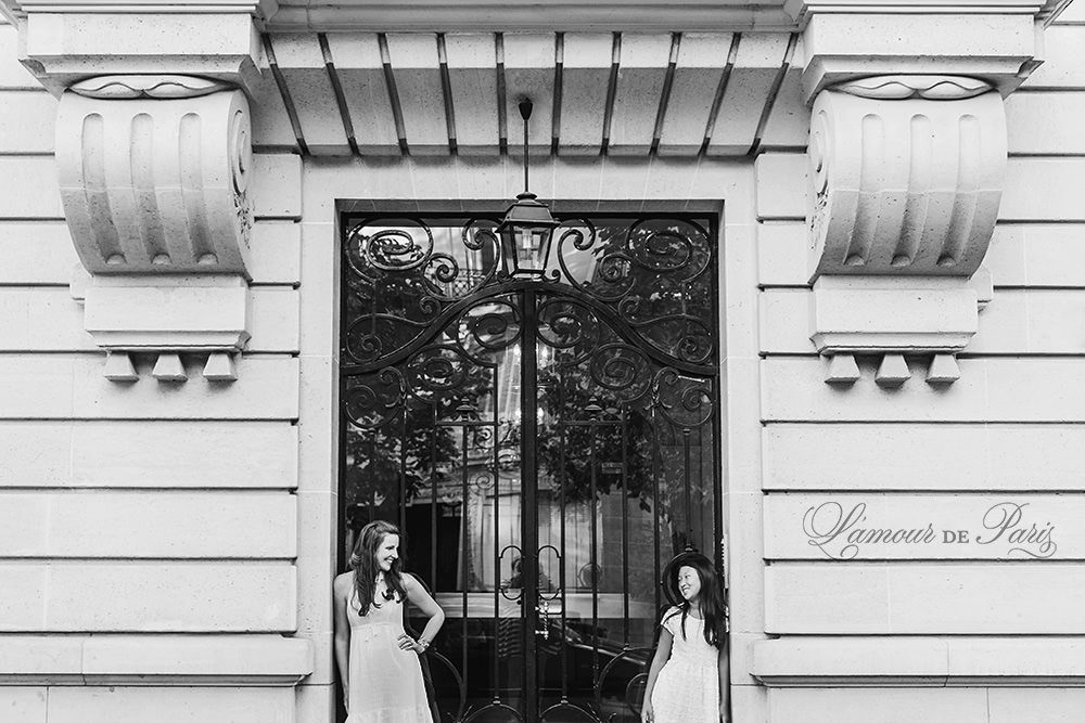 Family portrait session in front of the Eiffel Tower by Paris wedding photographer Stacy Reeves for travel planning blog L'Amour de Paris