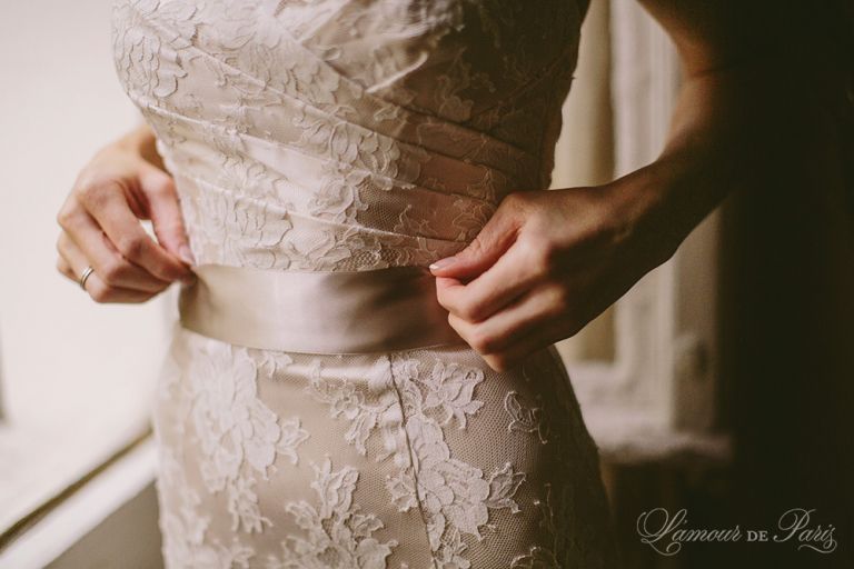 Paris elopement wedding ceremony at the Eiffel Tower, portrait photography at the Pont Alexandre III, Notre Dame de Paris, Pont des Arts love lock bridge, and a first dance and cake cutting at the Louvre at night. Photography by Stacy Reeves for destination wedding blog Lamour de Paris.