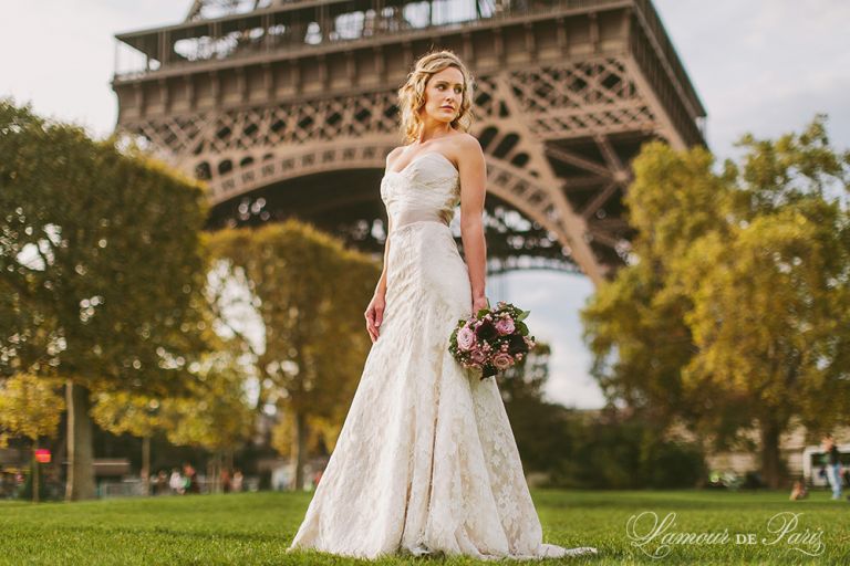 Paris elopement wedding ceremony at the Eiffel Tower, portrait photography at the Pont Alexandre III, Notre Dame de Paris, Pont des Arts love lock bridge, and a first dance and cake cutting at the Louvre at night. Photography by Stacy Reeves for destination wedding blog Lamour de Paris.