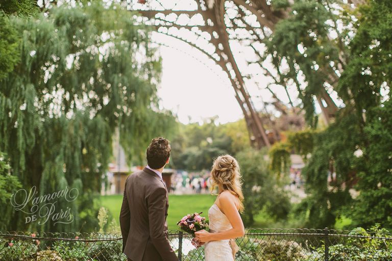 Paris elopement wedding ceremony at the Eiffel Tower, portrait photography at the Pont Alexandre III, Notre Dame de Paris, Pont des Arts love lock bridge, and a first dance and cake cutting at the Louvre at night. Photography by Stacy Reeves for destination wedding blog Lamour de Paris.