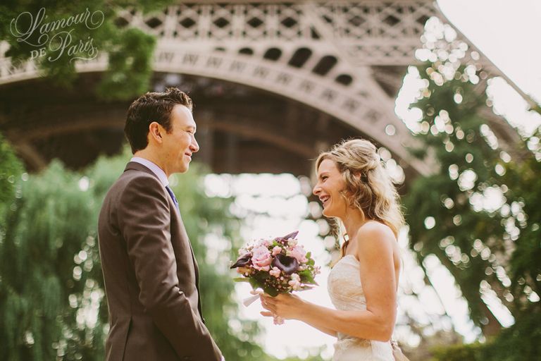 Paris elopement wedding ceremony at the Eiffel Tower, portrait photography at the Pont Alexandre III, Notre Dame de Paris, Pont des Arts love lock bridge, and a first dance and cake cutting at the Louvre at night. Photography by Stacy Reeves for destination wedding blog Lamour de Paris.