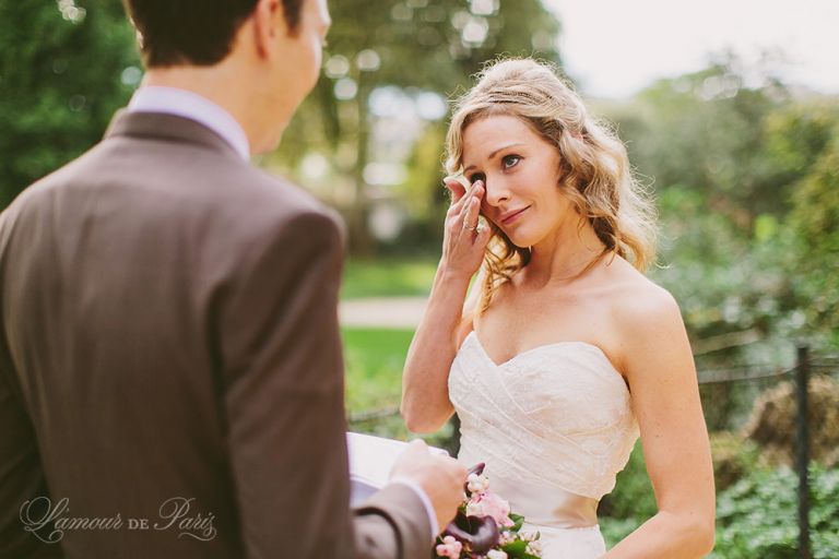 Paris elopement wedding ceremony at the Eiffel Tower, portrait photography at the Pont Alexandre III, Notre Dame de Paris, Pont des Arts love lock bridge, and a first dance and cake cutting at the Louvre at night. Photography by Stacy Reeves for destination wedding blog Lamour de Paris.