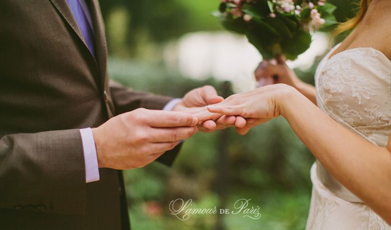 Paris elopement wedding ceremony at the Eiffel Tower, portrait photography at the Pont Alexandre III, Notre Dame de Paris, Pont des Arts love lock bridge, and a first dance and cake cutting at the Louvre at night. Photography by Stacy Reeves for destination wedding blog Lamour de Paris.