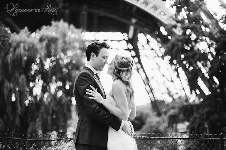 Paris elopement wedding ceremony at the Eiffel Tower, portrait photography at the Pont Alexandre III, Notre Dame de Paris, Pont des Arts love lock bridge, and a first dance and cake cutting at the Louvre at night. Photography by Stacy Reeves for destination wedding blog Lamour de Paris.