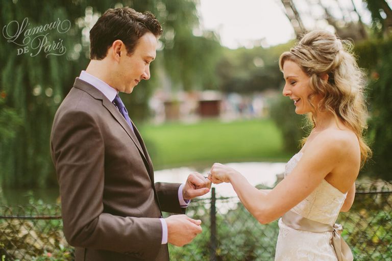 Paris elopement wedding ceremony at the Eiffel Tower, portrait photography at the Pont Alexandre III, Notre Dame de Paris, Pont des Arts love lock bridge, and a first dance and cake cutting at the Louvre at night. Photography by Stacy Reeves for destination wedding blog Lamour de Paris.