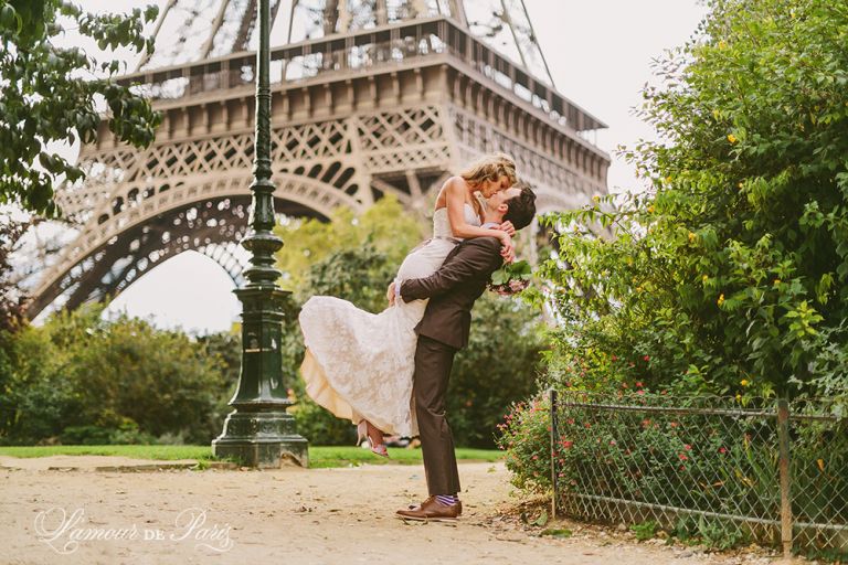 Paris elopement wedding ceremony at the Eiffel Tower, portrait photography at the Pont Alexandre III, Notre Dame de Paris, Pont des Arts love lock bridge, and a first dance and cake cutting at the Louvre at night. Photography by Stacy Reeves for destination wedding blog Lamour de Paris.