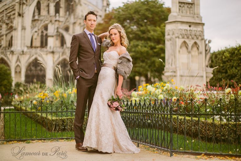 Paris elopement wedding ceremony at the Eiffel Tower, portrait photography at the Pont Alexandre III, Notre Dame de Paris, Pont des Arts love lock bridge, and a first dance and cake cutting at the Louvre at night. Photography by Stacy Reeves for destination wedding blog Lamour de Paris.