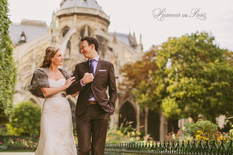 Paris elopement wedding ceremony at the Eiffel Tower, portrait photography at the Pont Alexandre III, Notre Dame de Paris, Pont des Arts love lock bridge, and a first dance and cake cutting at the Louvre at night. Photography by Stacy Reeves for destination wedding blog Lamour de Paris.