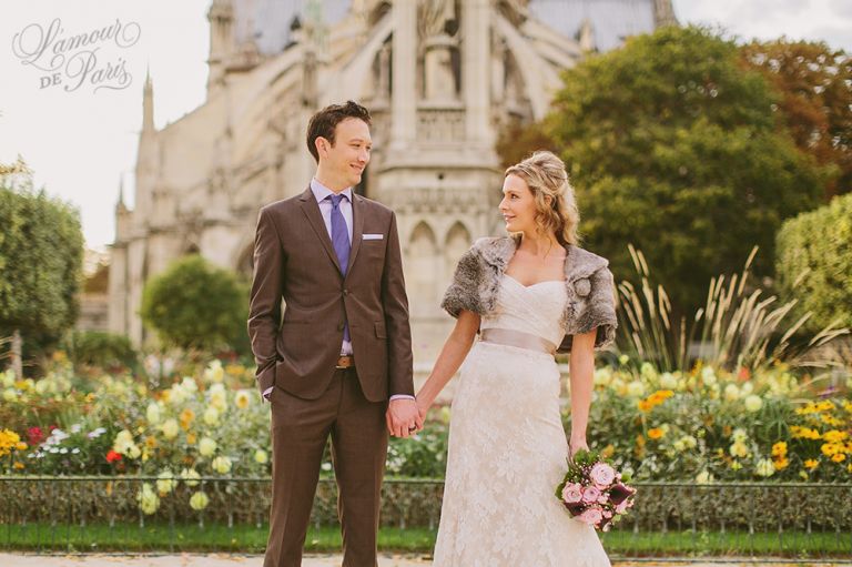 Paris elopement wedding ceremony at the Eiffel Tower, portrait photography at the Pont Alexandre III, Notre Dame de Paris, Pont des Arts love lock bridge, and a first dance and cake cutting at the Louvre at night. Photography by Stacy Reeves for destination wedding blog Lamour de Paris.