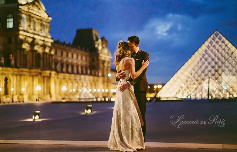 Paris elopement wedding ceremony at the Eiffel Tower, portrait photography at the Pont Alexandre III, Notre Dame de Paris, Pont des Arts love lock bridge, and a first dance and cake cutting at the Louvre at night. Photography by Stacy Reeves for destination wedding blog Lamour de Paris.