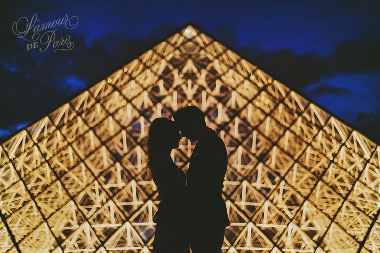 Paris elopement wedding ceremony at the Eiffel Tower, portrait photography at the Pont Alexandre III, Notre Dame de Paris, Pont des Arts love lock bridge, and a first dance and cake cutting at the Louvre at night. Photography by Stacy Reeves for destination wedding blog Lamour de Paris.