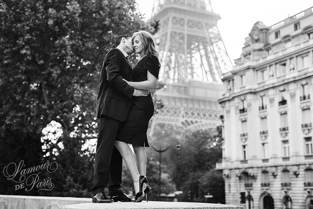 Eiffel Tower portrait photo session in Paris