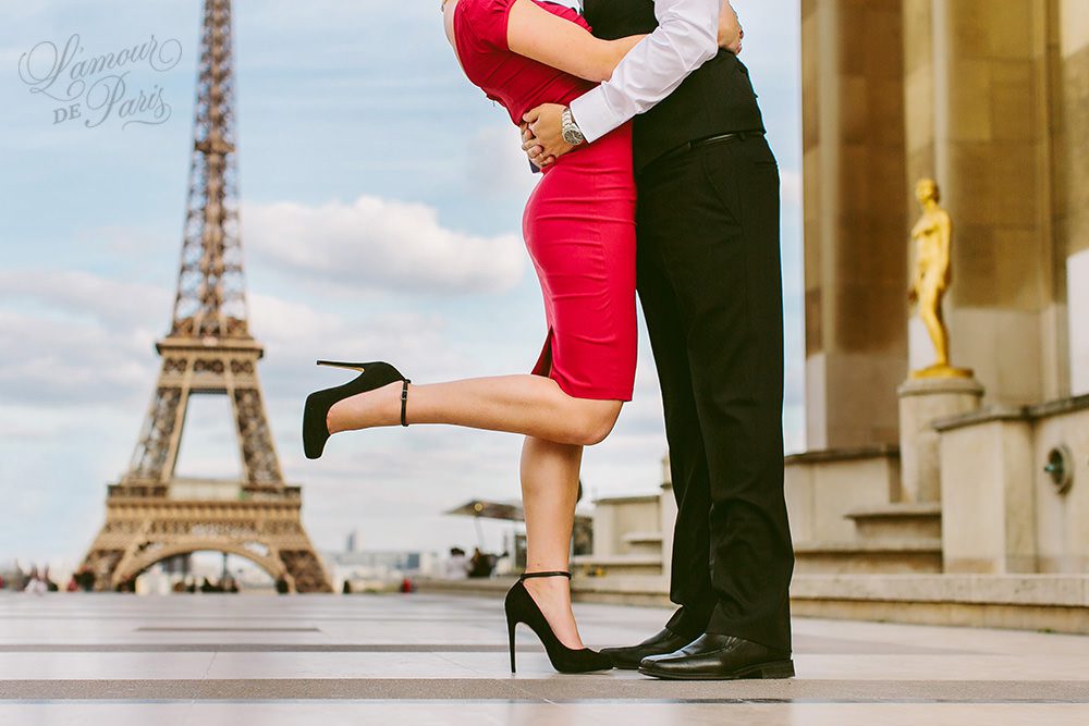 Eiffel tower portrait session in Paris 