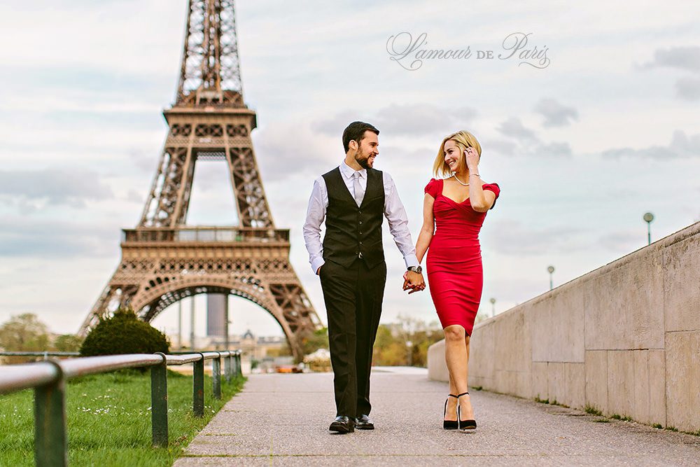 Eiffel tower portrait session in Paris 
