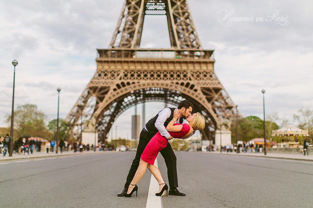 Eiffel tower portrait session in Paris 