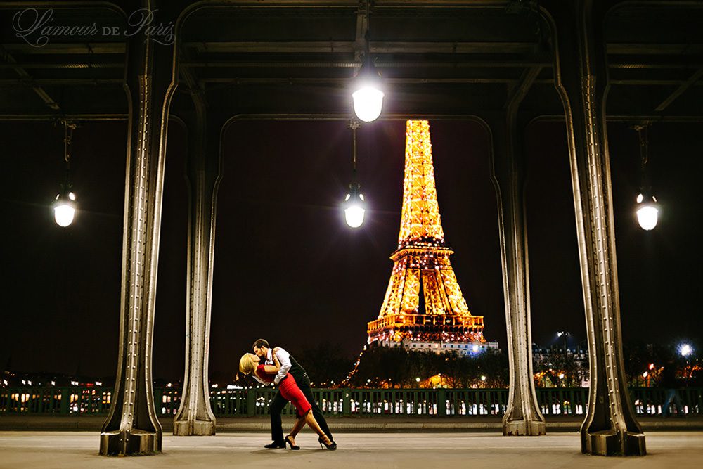Eiffel tower portrait session in Paris 
