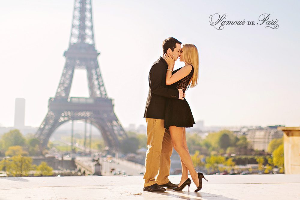 Cute Paris engagement session