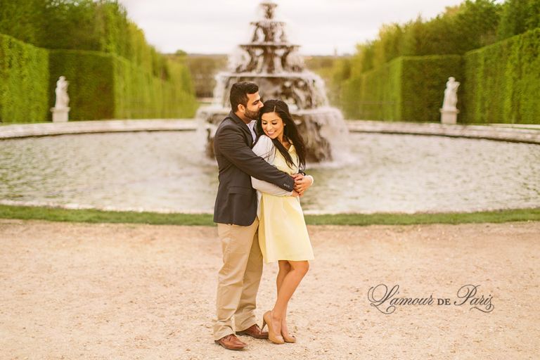 Surprise proposal at Versailles in Paris