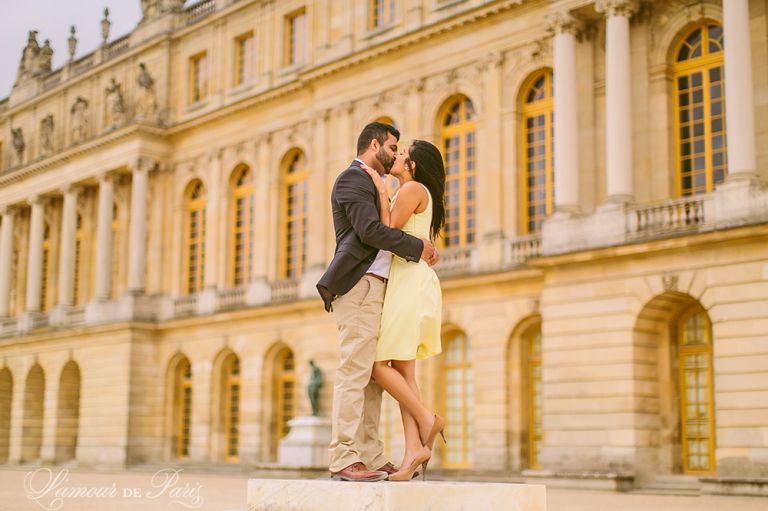 Surprise proposal at Versailles in Paris