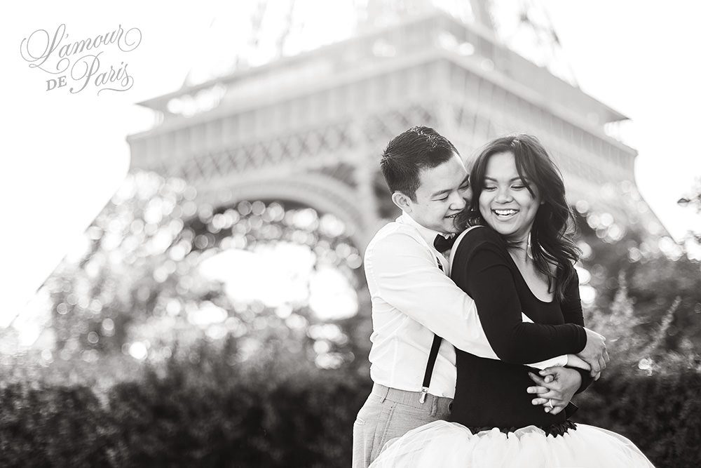 Alissa and Jett's Paris portrait session with a tulle tutu skirt at the Eiffel Tower and the Seine
