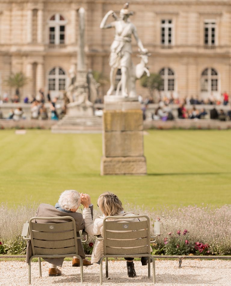 jardin du luxembourg garden sweet couple relaxing