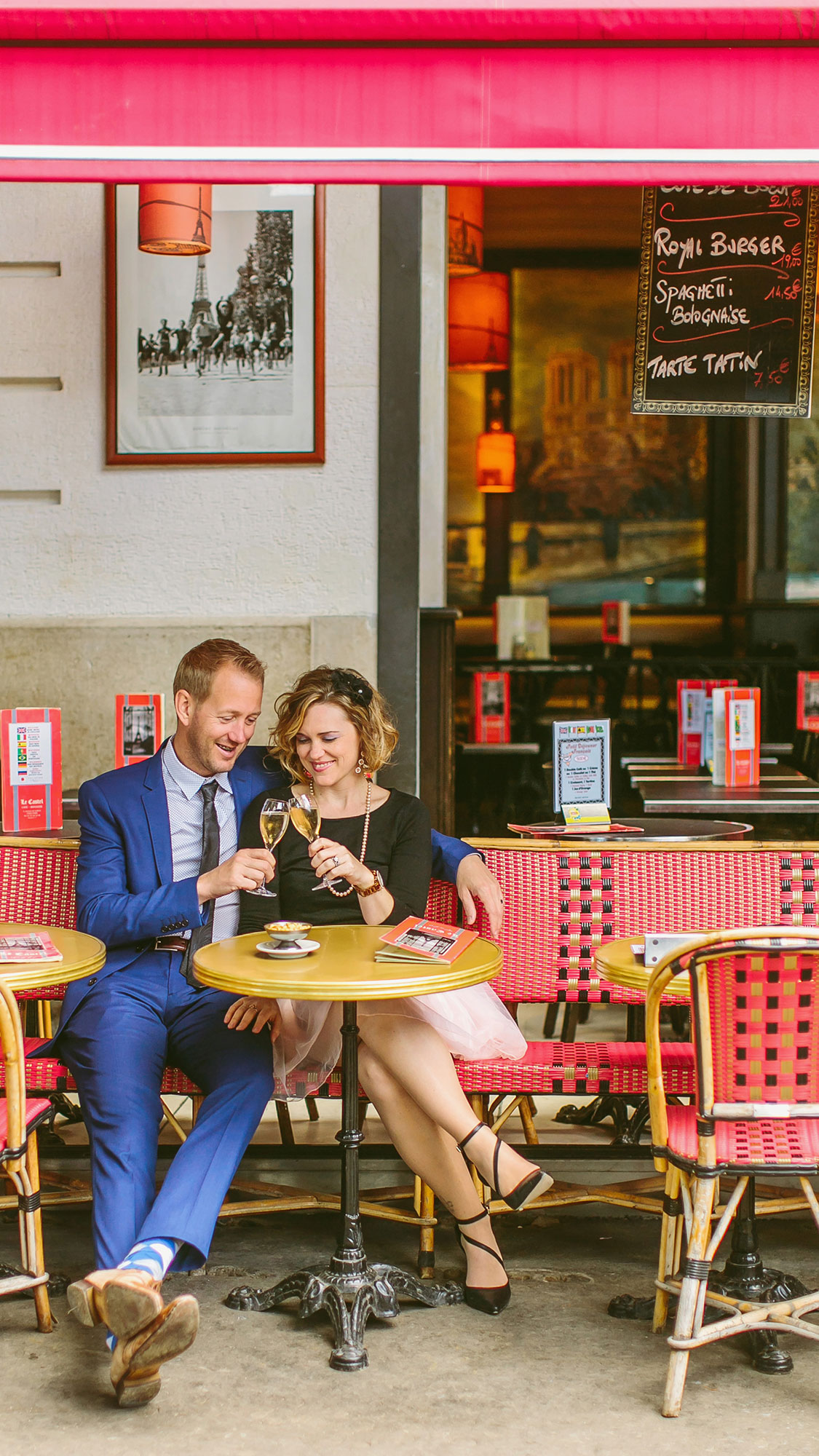 paris photographers unwind at a cafe