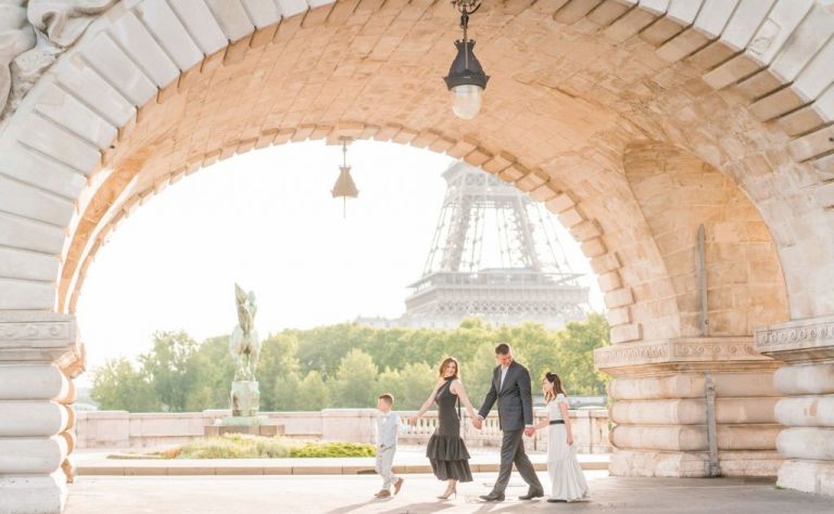 paris family photos at the eiffel tower