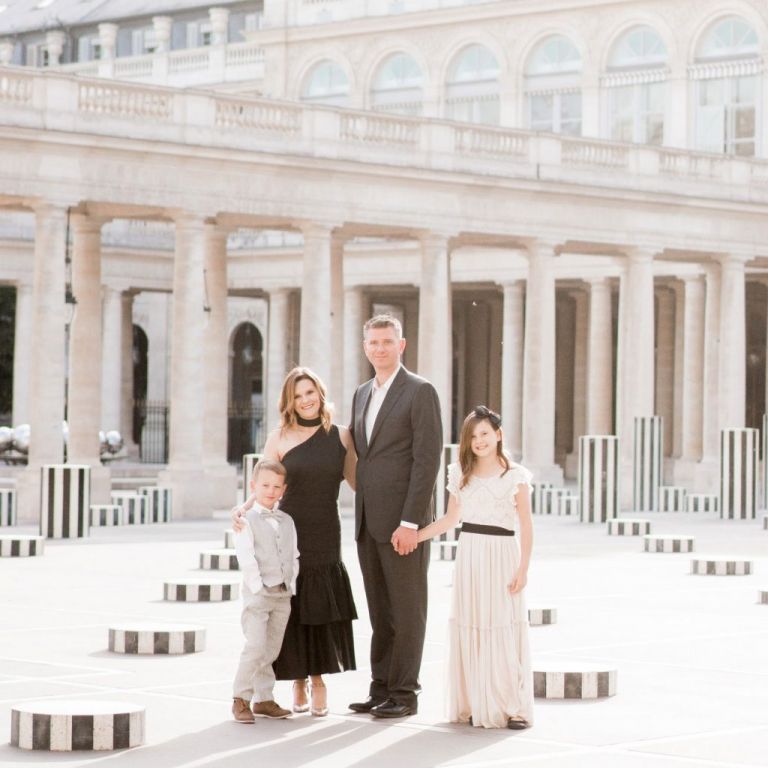 paris family portrait session at palais royal 05