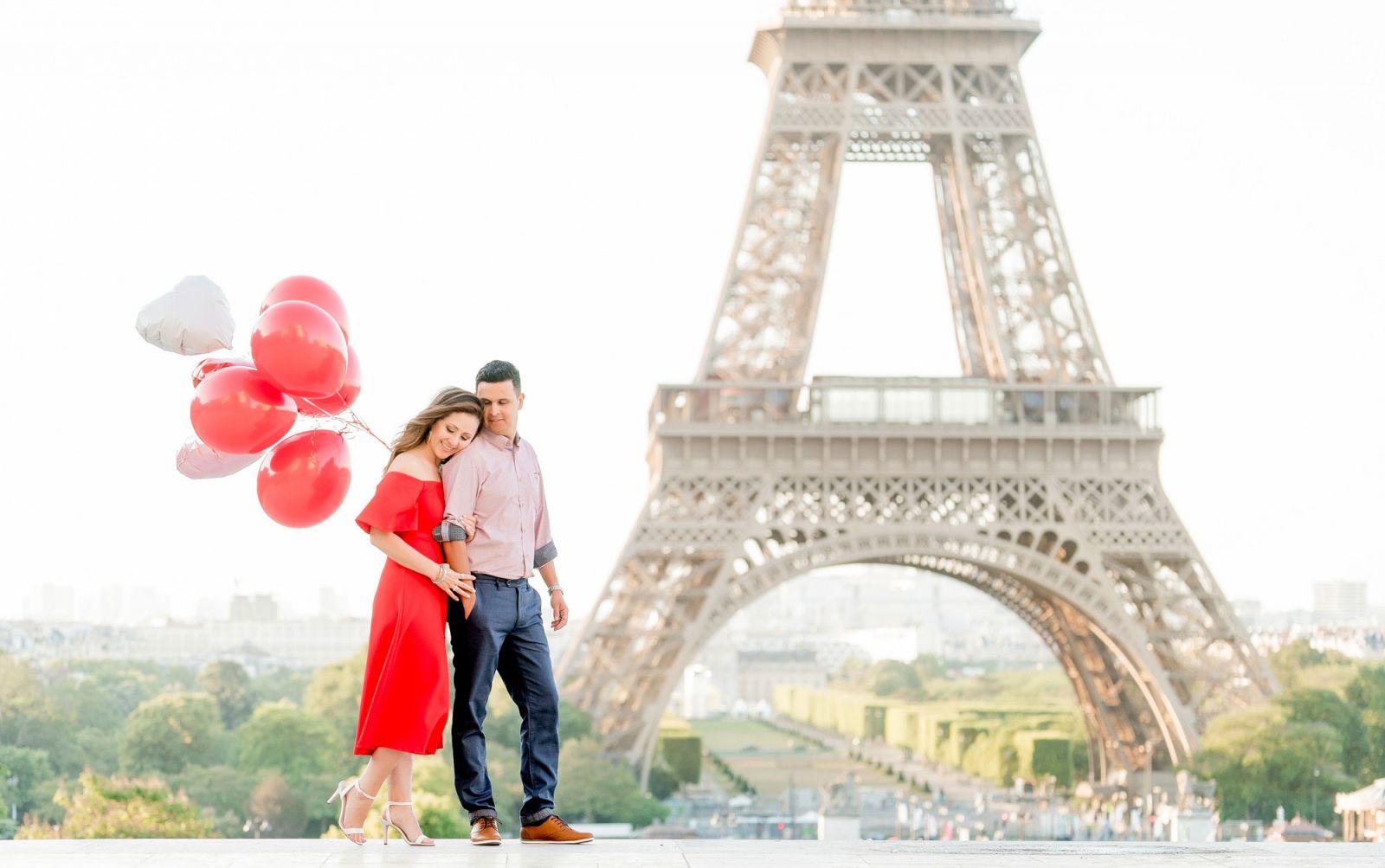 couple with red balloons at eiffel tower