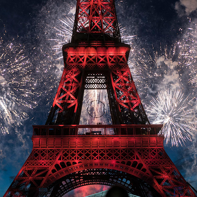 fete nationale paris fireworks at eiffel tower