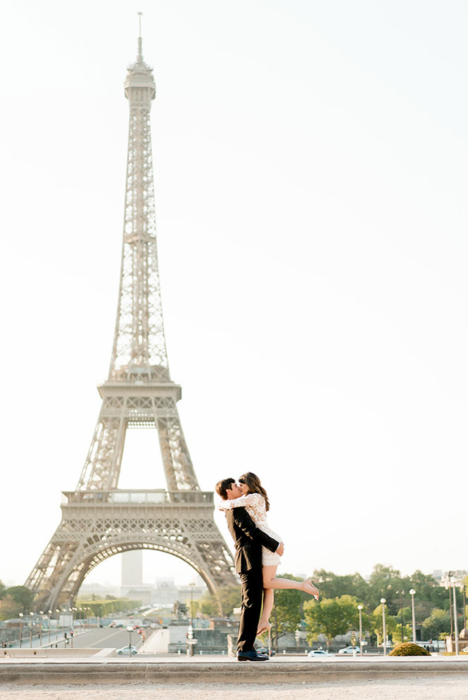 romantic kiss at the eiffel tower