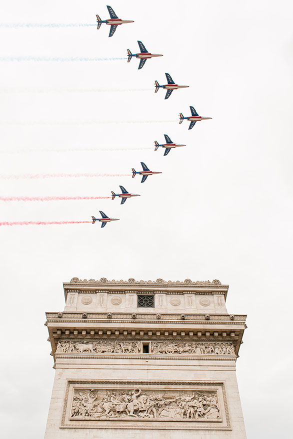 tour-de-france-paris planes fly over arc de triomphe