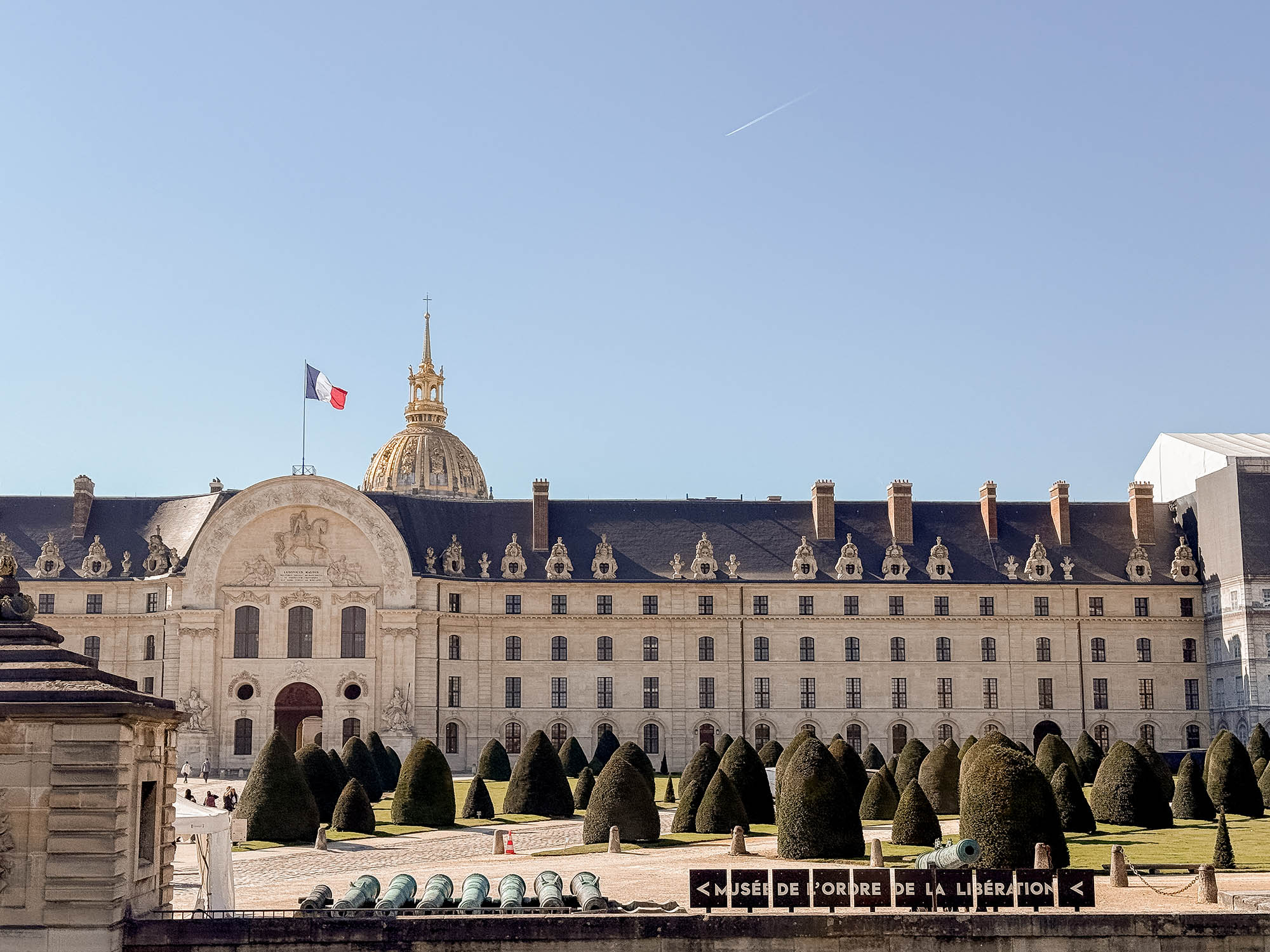 les invalides seen from paris hop on hop off bus tour