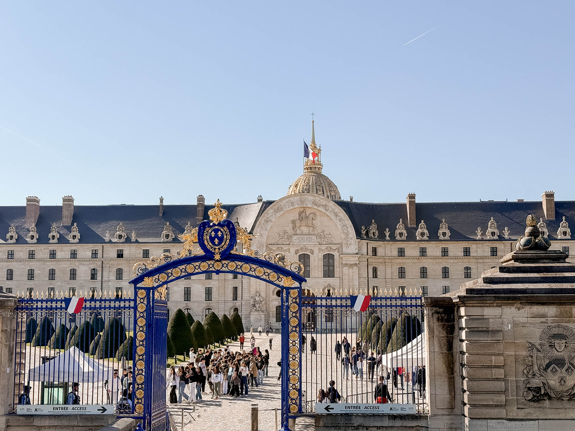 les invalide entrance seen from paris hop on hop off bus tour