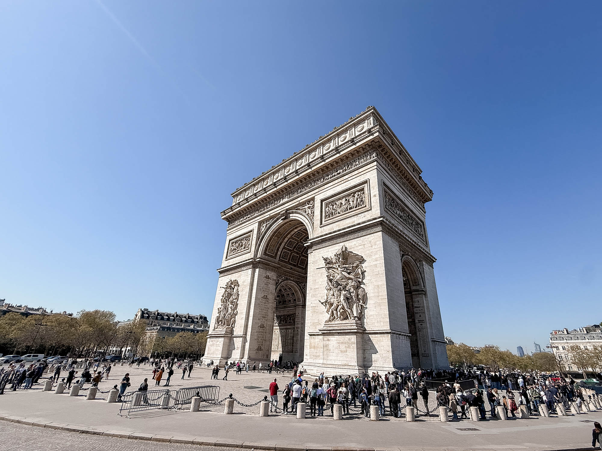 arc de triomphe seen from paris hop on hop off bus tour