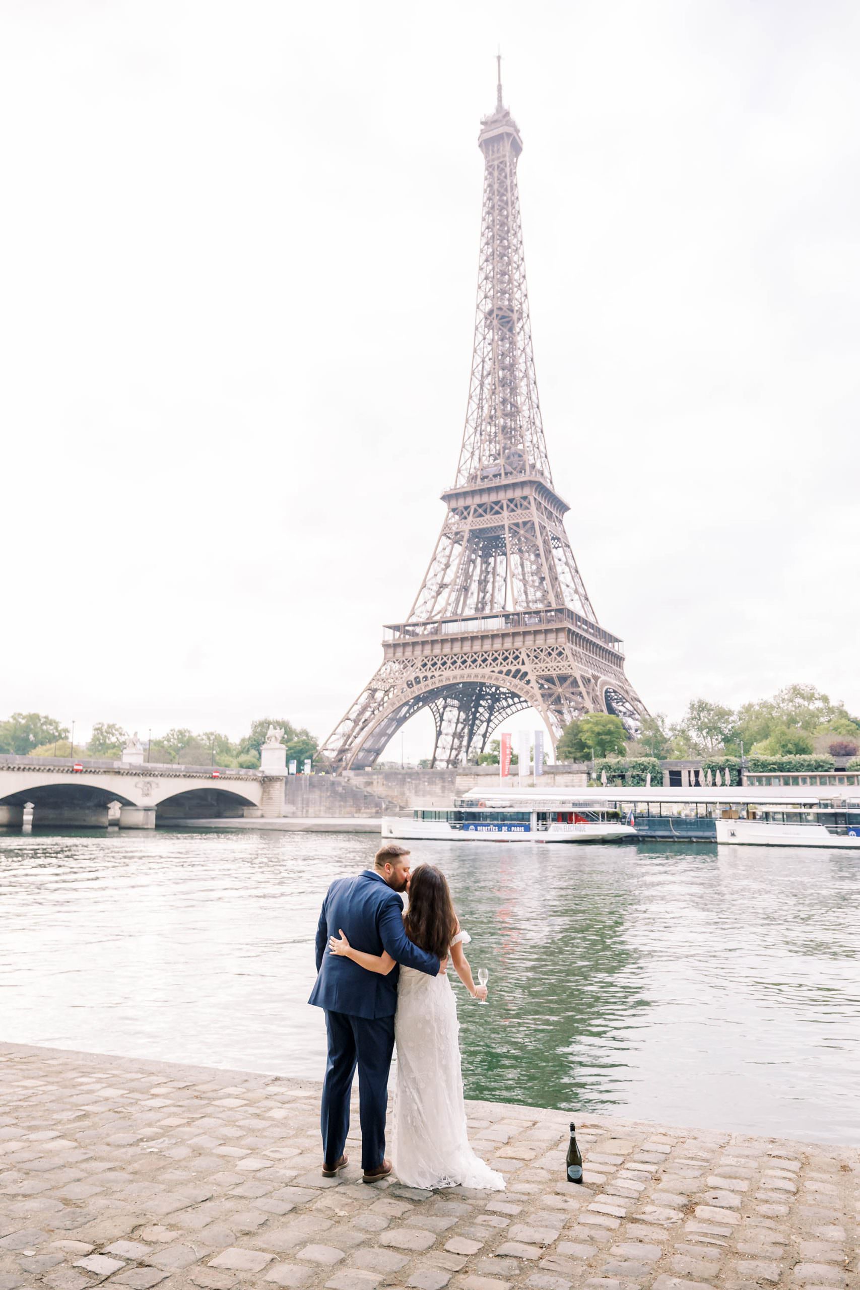 bride and groom kissing after their elopement in paris along the seine in front of the eiffel tower, paris wedding photographer