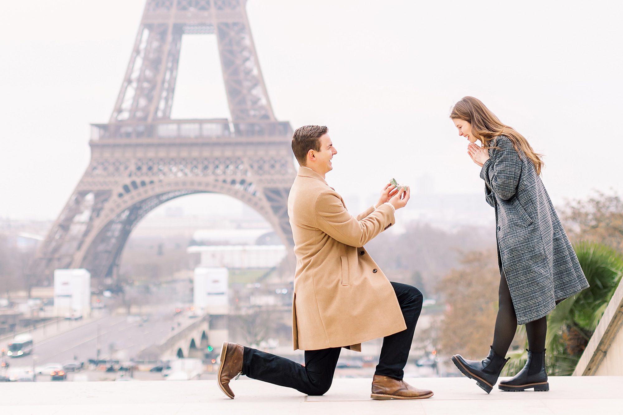 paris surprise wedding proposal photographed at eiffel tower