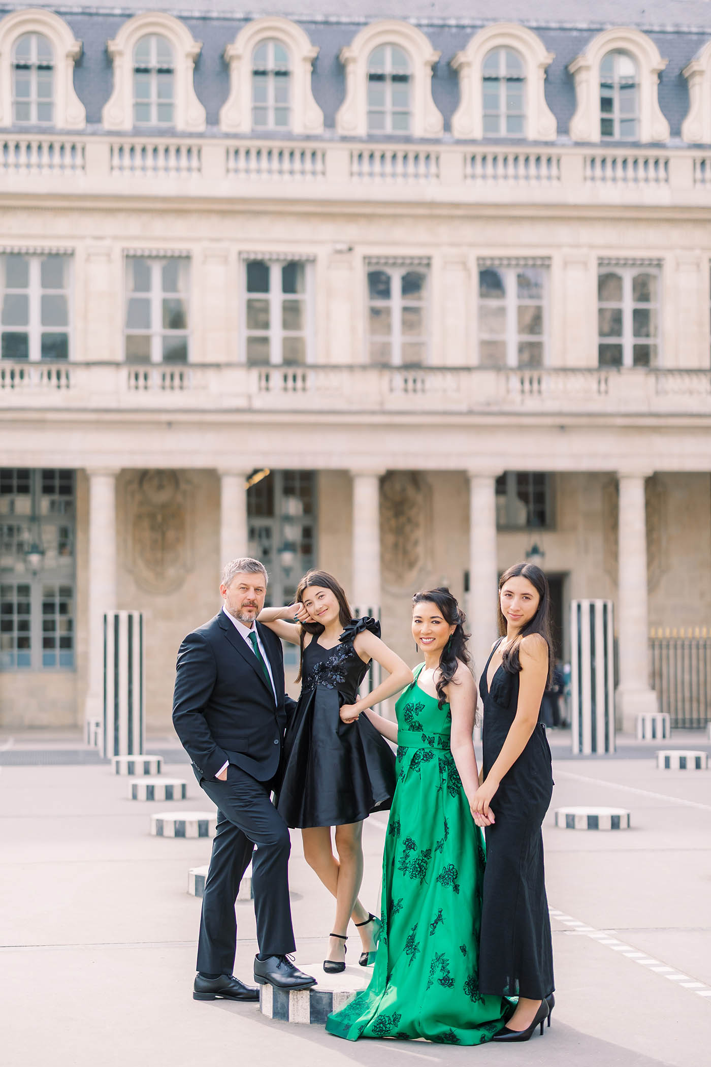 family portrait in palais royal taken by paris family photographer l'amour de paris