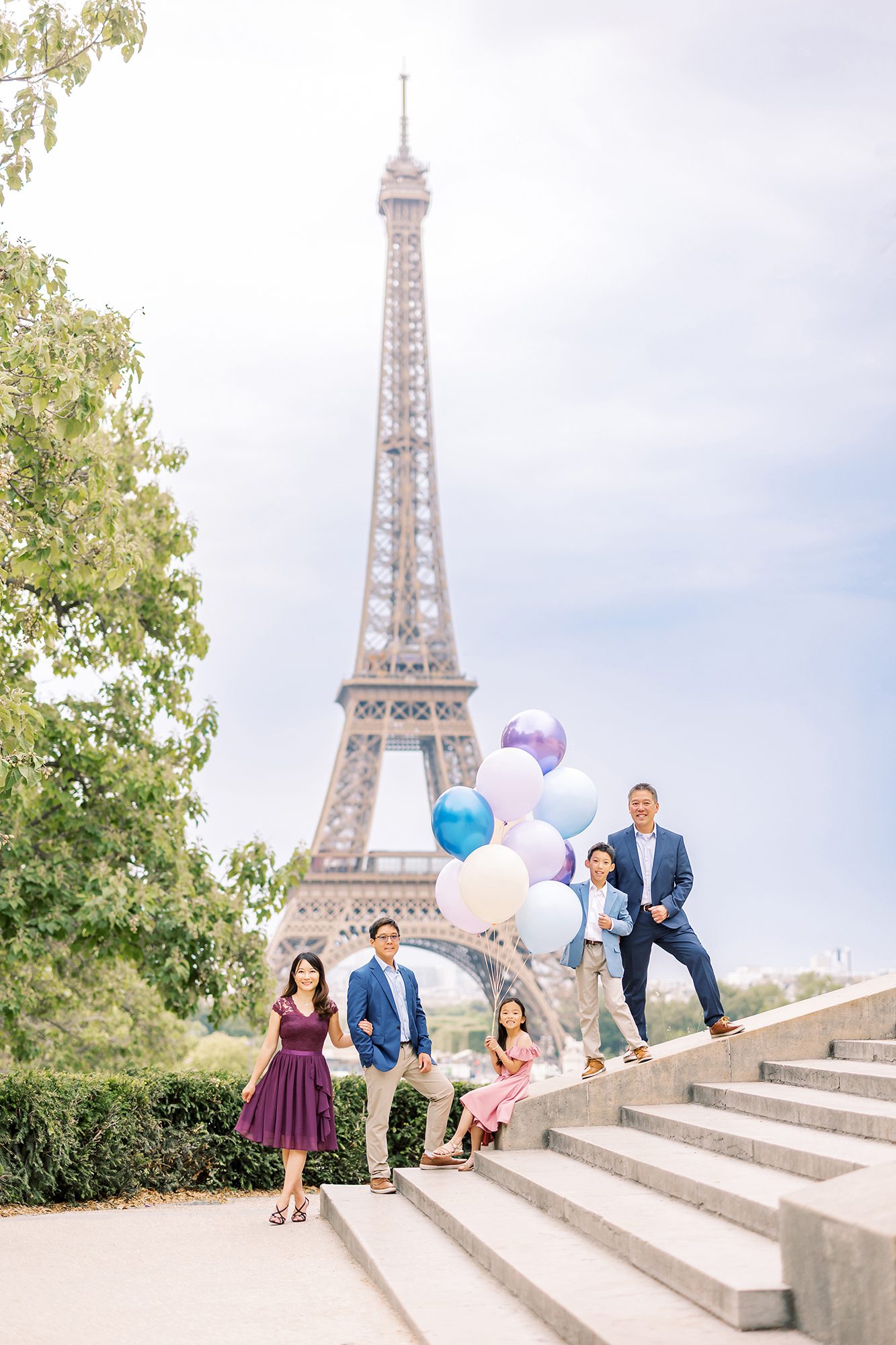 family photos at the eiffel tower with balloons
