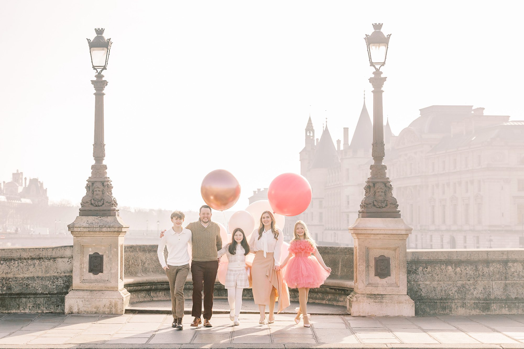 paris family photographer at pont neuf with balloons